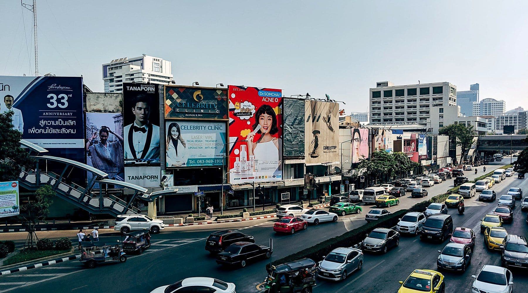 Vista aérea de uma avenida movimentada cercada de painéis publicitários