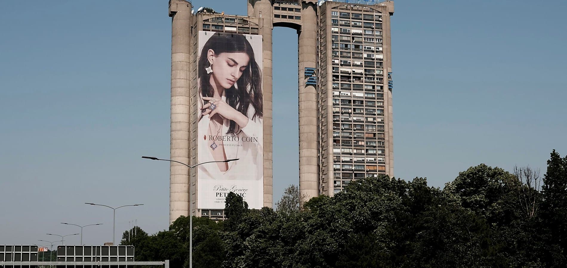 Painel de LED de grande formato em edifício às margens de uma via expressa