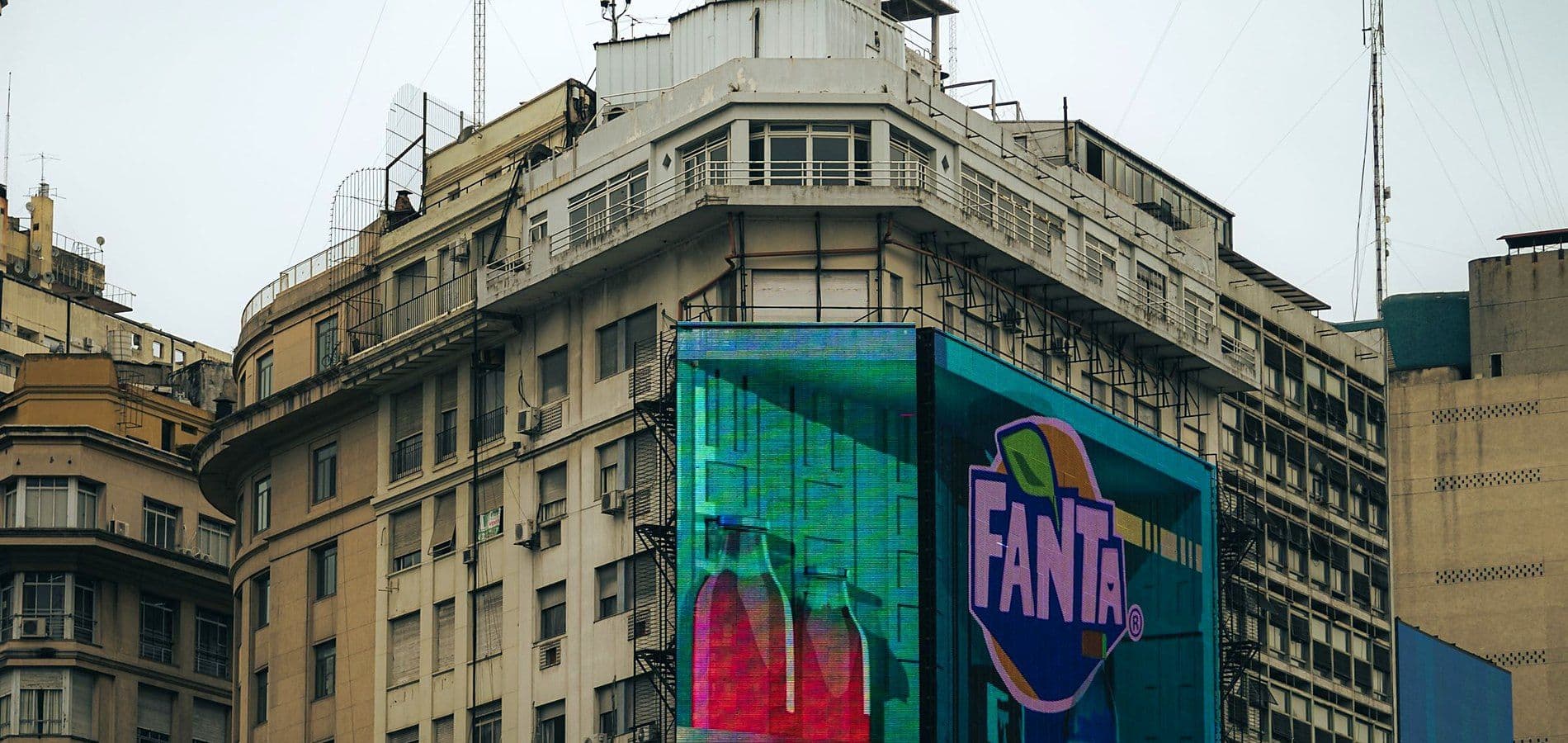 Grande painel de LED cobrindo a esquina de um edifício em área comercial